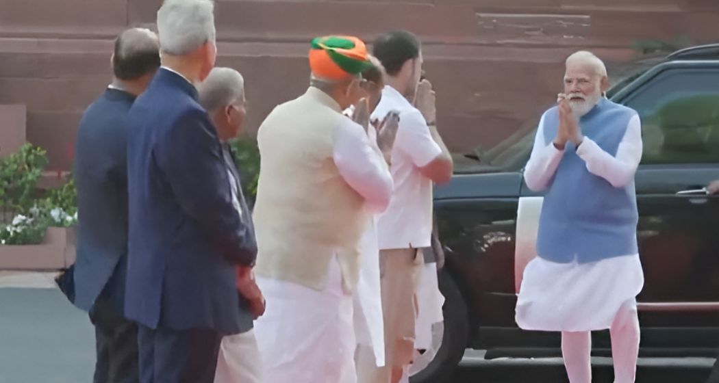 हाथ जोड़ा, हाल-चाल पूछा; जब संसद के अंदर राहुल गांधी से मिले पीएम मोदी, काफी देर तक हुई बात, VIDEO