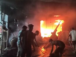 Baloda Bazar Fire: रमेश ऑटो पार्ट्स की दुकान में लगी भीषण आग: इलाके में अफरा-तफरी का माहौल, 15 लाख रुपये का नुकसान