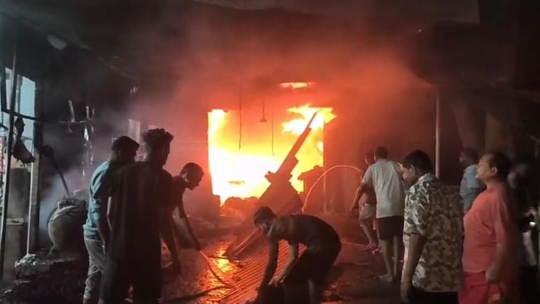 Baloda Bazar Fire: रमेश ऑटो पार्ट्स की दुकान में लगी भीषण आग: इलाके में अफरा-तफरी का माहौल, 15 लाख रुपये का नुकसान
