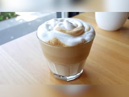 गर्मियों में ट्राई करें ट्रेंडिंग Cloud Coffee, नारियल पानी से बनेगी ये हेल्दी और रिफ्रेशिंग ड्रिंक