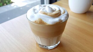 गर्मियों में ट्राई करें ट्रेंडिंग Cloud Coffee, नारियल पानी से बनेगी ये हेल्दी और रिफ्रेशिंग ड्रिंक