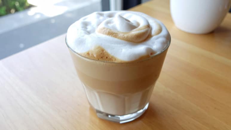 गर्मियों में ट्राई करें ट्रेंडिंग Cloud Coffee, नारियल पानी से बनेगी ये हेल्दी और रिफ्रेशिंग ड्रिंक