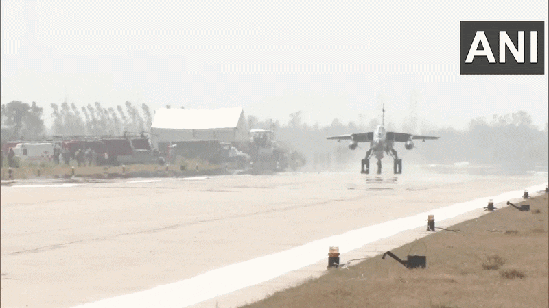 सुल्तानपुर में दिखा भारतीय वायुसेना का पराक्रम,पूर्वांचल एक्सप्रेसवे पर फाइटर जेट के टेकऑफ और लैंडिंग का VIDEO