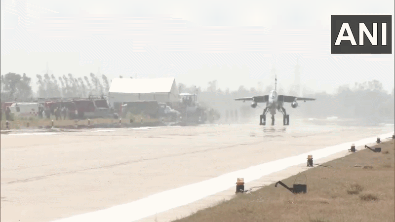 सुल्तानपुर में दिखा भारतीय वायुसेना का पराक्रम, पूर्वांचल एक्सप्रेसवे पर फाइटर जेट का टेकऑफ और लैंडिंग VIDEO