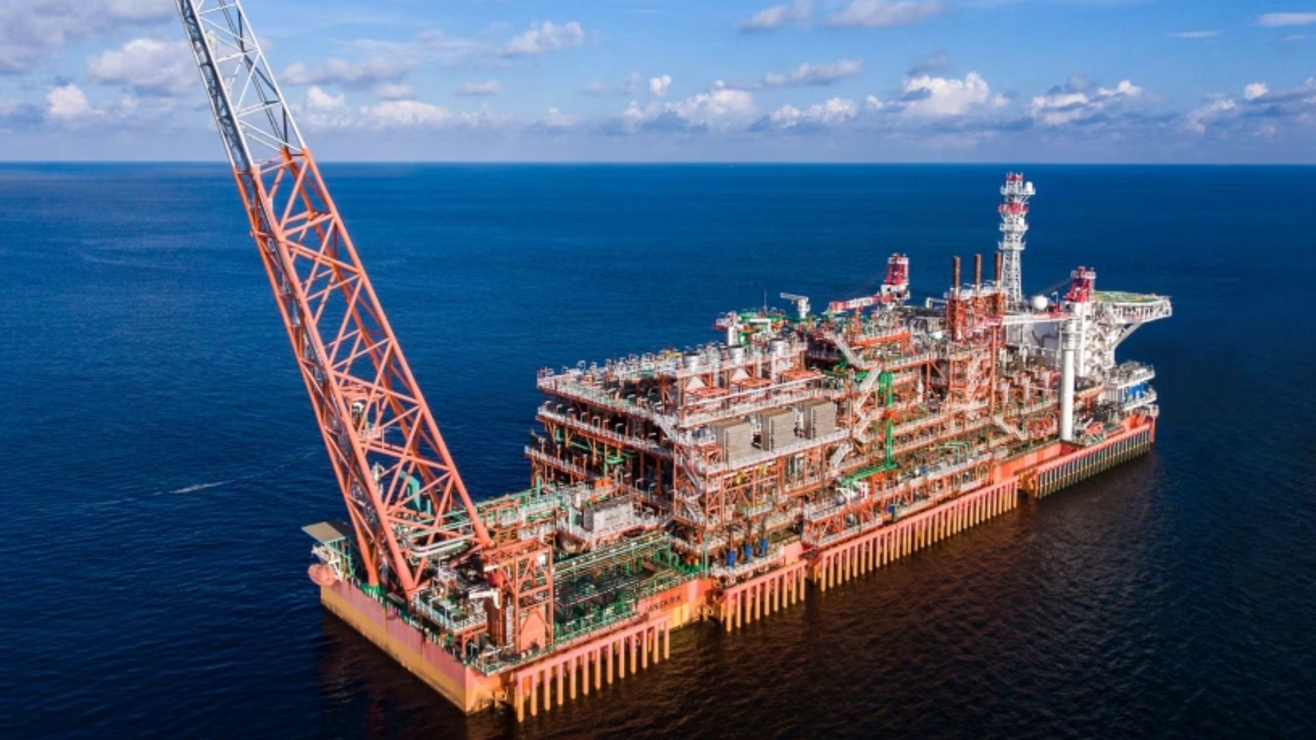 दुनिया भर में गैस और पेट्रोल-डीजल की किल्लत के बीच इस मुस्लिम देश को मिला ईंधन का खजाना