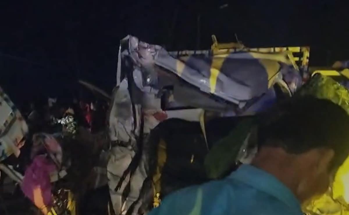 कटिहार सड़क हादसे में मृतकों का आंकड़ा 13 तक पहुंचा, दो दर्जन घायल; देर शाम बस-पिकअप वैन की हुई थी टक्कर