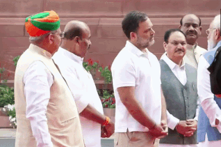 हाथ जोड़ा, हाल-चाल पूछा;  संसद में पीएम मोदी और राहुल गांधी की मुलाकात का वीडियो, काफी देर तक हुई बात