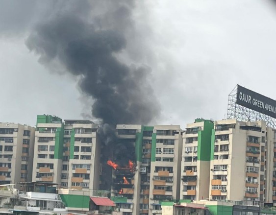 आग की ऊंची लपटें, मिनटों में खाक हुए 6-7 फ्लैट, गाजियाबाद की गौर ग्रीन सोसायटी में भयानक आग से तबाही