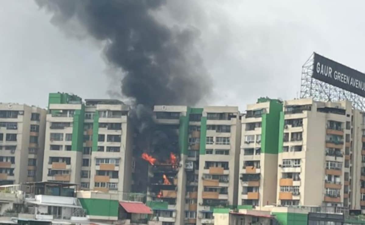 गाजियाबाद की गौर ग्रीन एवेन्यू सोसाइटी के फ्लैट में लगी भीषण आग, धुएं के गुबार से ढका आसमान! दमकल की गाड़ियां मौके पर