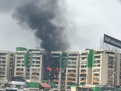 गाजियाबाद की गौर ग्रीन एवेन्यू सोसाइटी के फ्लैट में लगी भीषण आग, दमकल की गाड़ियां मौके पर