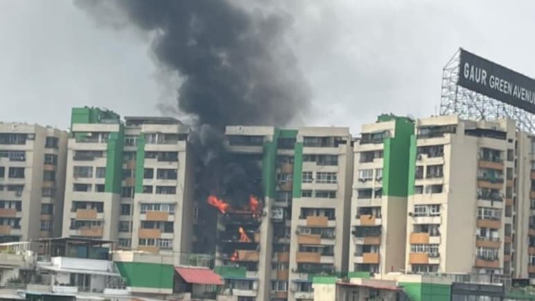 गाजियाबाद की गौर ग्रीन एवेन्यू सोसाइटी के फ्लैट में लगी भीषण आग, धुएं के गुबार से ढका आसमान! दमकल की गाड़ियां मौके पर
