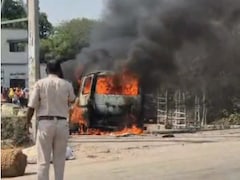 झारखंड में भीषण गर्मी के बीच खड़ी कार बनी आग का गोला; चालक ने कूदकर बचाई जान