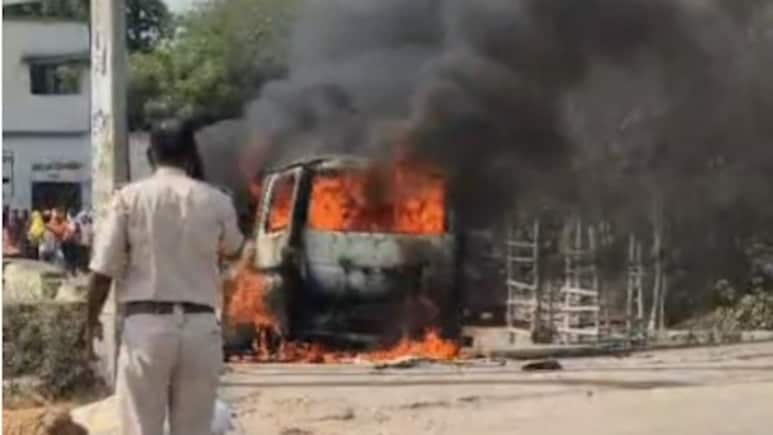 झारखंड में भीषण गर्मी के बीच खड़ी कार बनी आग का गोला; चालक ने कूदकर बचाई जान