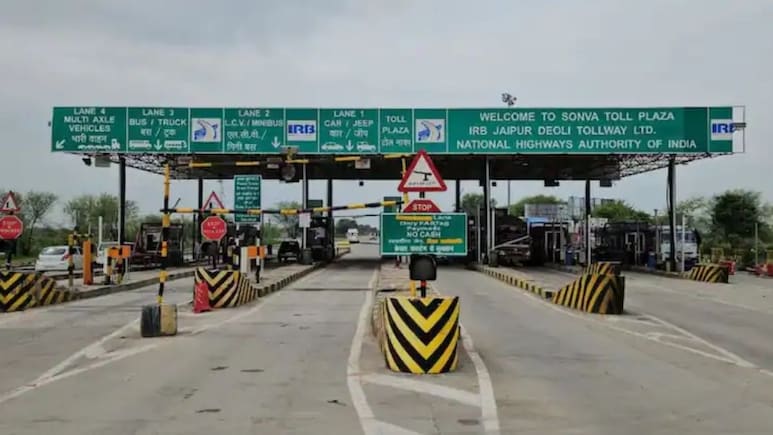 New Toll Rules 2026: अब टोल पर नहीं चलेगा कैश, NHAI ने FASTag और UPI को किया अनिवार्य, जानिए नए टोल नियम