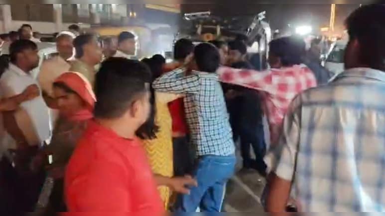 मेहंदीपुर बालाजी में श्रद्धालुओं से मारपीट महिलाओं तक को नहीं बख्शा, बस ड्राइवर को ह&zwj;िरासत में लिया&nbsp;