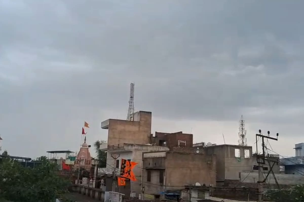 सीकर में काले बादल छाए हैं.