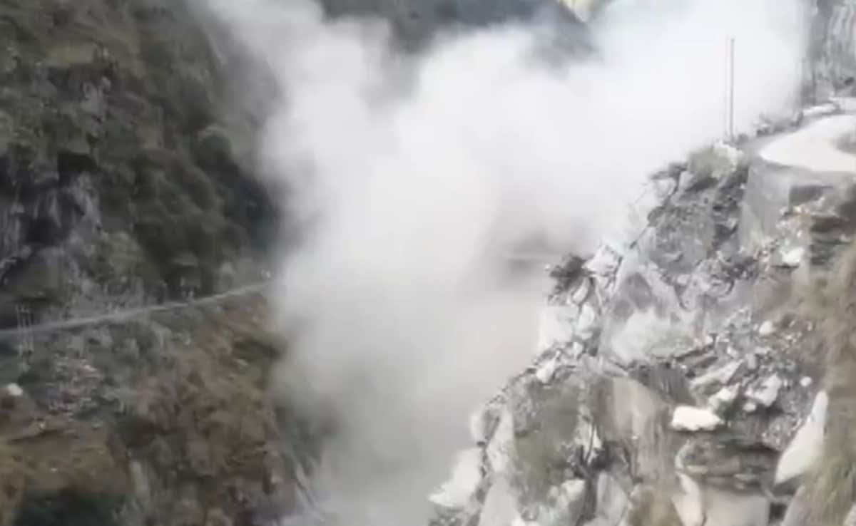 हिमाचल में बन रहा पुल अचानक ढहा, अंतिम चरण में था निर्माण - Video हुआ वायरल