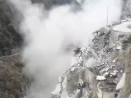 हिमाचल में बन रहा पुल अचानक ढहा, अंतिम चरण में था निर्माण - Video हुआ वायरल