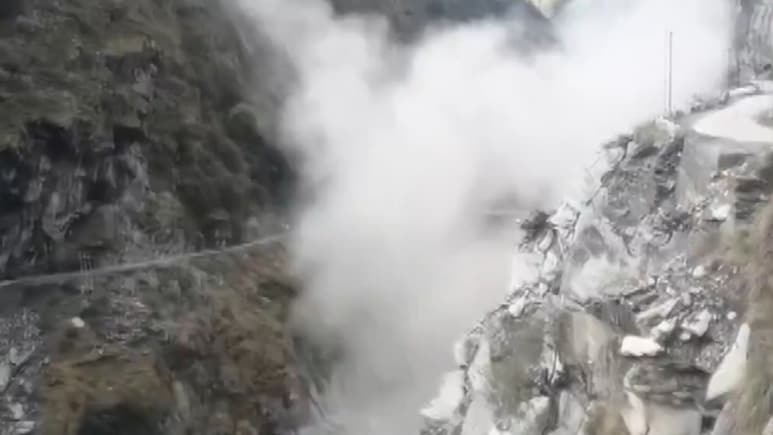 हिमाचल में बन रहा पुल अचानक ढहा, अंतिम चरण में था निर्माण - Video हुआ वायरल