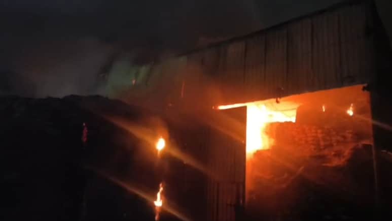 Bhiwadi fire: आधी रात भिवाड़ी में धधकी तेल फैक्ट्री, फिर होता ऐसा विस्फोट कि मच जाता हाहाकार! SHO की सूझबूझ से टला हादसा