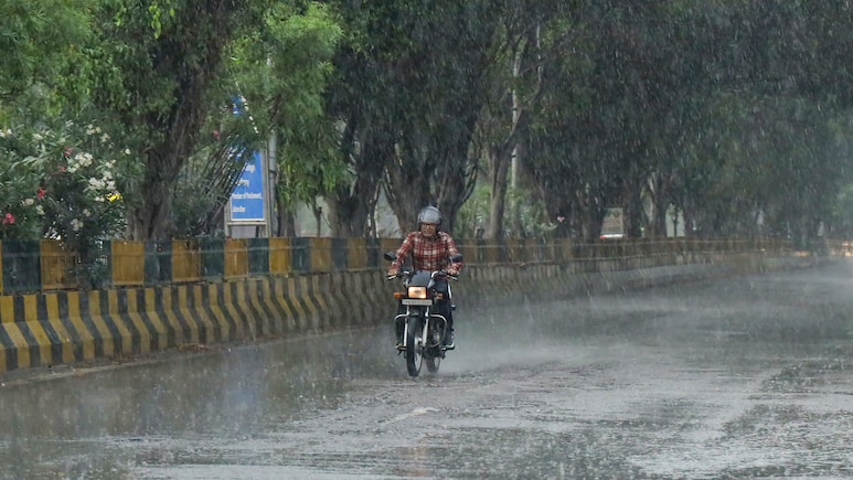MP ka Aaj ka Mausam: चक्रवात के असर से  बारिश-ओलावृष्टि जारी, 18 जिलों में अलर्ट, 11 अप्रैल से एक्टिव होगा नया सिस्टम&nbsp;