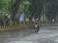 MP ka Aaj ka Mausam: चक्रवात के असर से  बारिश-ओलावृष्टि जारी, 18 जिलों में अलर्ट, 11 अप्रैल से एक्टिव होगा नया सिस्टम&nbsp;