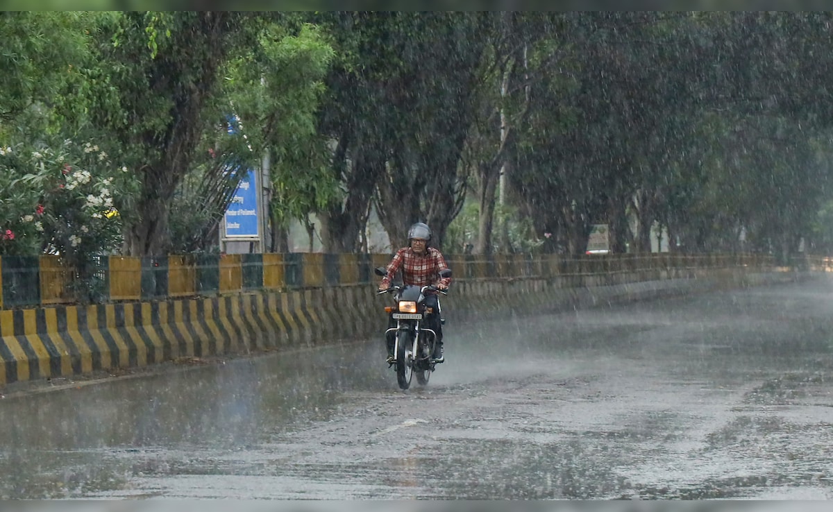 यूपी के कई जिलों में गरज-चमक के साथ बारिश का अलर्ट, रातभर कई इलाकों हुई तेज वर्षा; जानिए कब मिलेगी राहत
