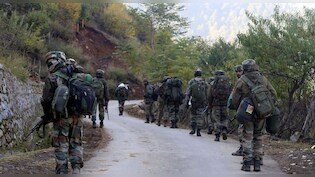 जम्मू-कश्मीर के गांदरबल में सेना और आतंकवादी में चल रही मुठभेड़, मारा गया एक आतंकी&nbsp;