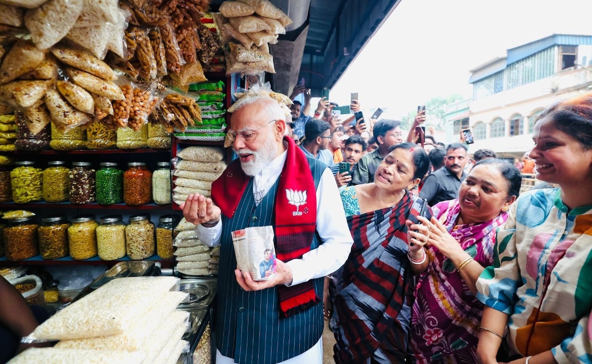 ‘हां, प्याज खाते हैं…दिमाग नहीं खाते बस’, बंगाल चुनाव में प्रचार के बीच जब झालमुड़ी खाने पहुंचे PM मोदी, VIDEO