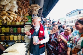 बंगाल के झाड़ग्राम में चुनावी रैली के बाद झालमुड़ी की दुकान पर रुके PM मोदी, देखें VIDEO