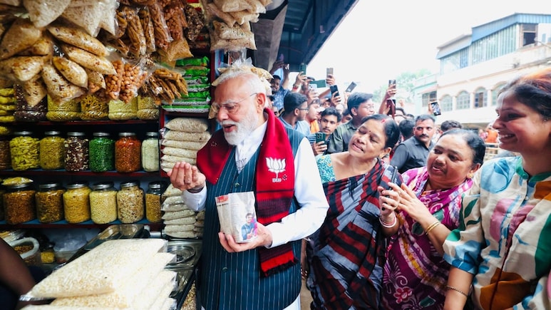 &lsquo;हां, प्याज खाते हैं&hellip;दिमाग नहीं खाते बस&rsquo;, बंगाल चुनाव में प्रचार के बीच जब झालमुड़ी खाने पहुंचे PM मोदी, VIDEO