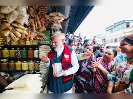 बंगाल के झाड़ग्राम में चुनावी रैली के बाद झालमुड़ी की दुकान पर रुके PM मोदी, देखें VIDEO