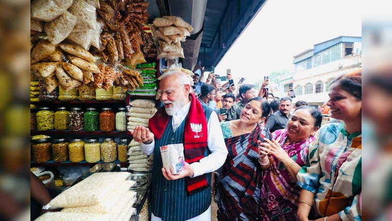 बंगाल के झाड़ग्राम में चुनावी रैली के बाद झालमुड़ी की दुकान पर रुके PM मोदी, देखें VIDEO