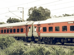 ट्रेन में यात्रा कर रही गर्भवती की दो महिलाओं ने बचाई जान, टॉयलेट में ले जाकर कराई डिलीवरी, दिया बच्चे को जन्म