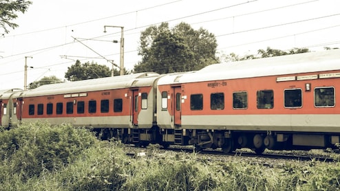 ट्रेन में यात्रा कर रही गर्भवती की दो महिलाओं ने बचाई जान, टॉयलेट में ले जाकर कराई डिलीवरी, दिया बच्चे को जन्म