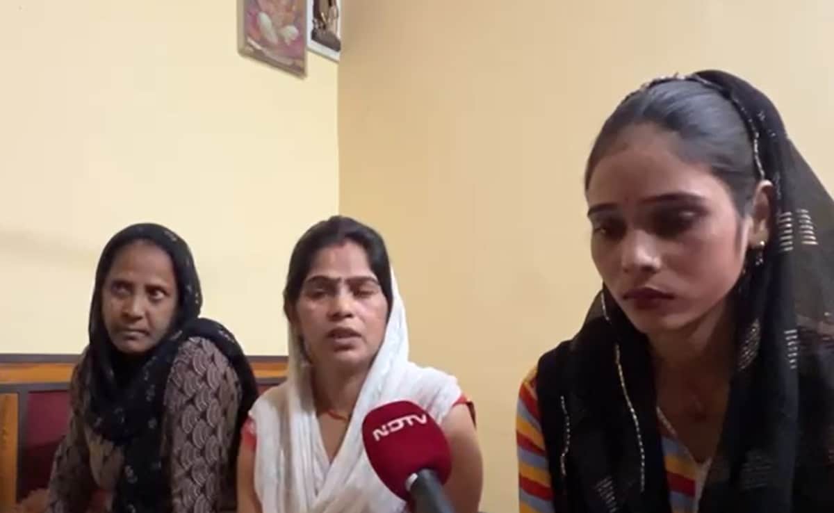 गीता (बीच में) और वर्षा (दाएं)