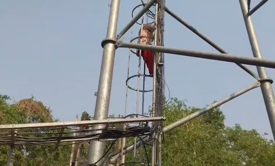 हाई वोल्टेज ड्रामा: मंदिर में शादी के बाद प्रेमी ने दिया धोखा, दूसरी शादी की खबर सुन टावर पर चढ़ी प्रेमिका