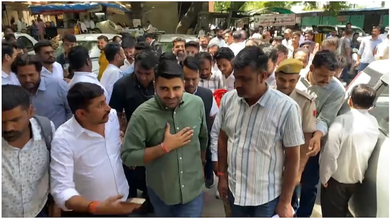 उदयपुर कोर्ट में पेश हुए रविंद्र सिंह भाटी, बोले- 'छात्रों के लिए लड़ाई लड़ी, इसलिए मुकदमे झेल रहा हूं'