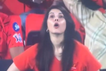 Vaibhav Suryavanshi: प्रफुल हिंगे की गेंद पर वैभव सूर्यवंशी हुए 'गोल्डन डक', खुशी से कुछ यूं उछल पड़ी काव्या मारन, रिएक्शन वायरल