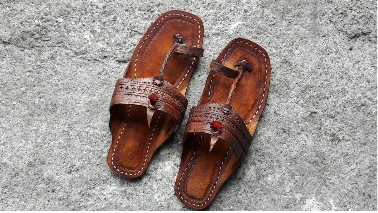 इटालियन कंपनी प्राडा को आखिरकार झुकना पड़ा, अब कोल्हापुर के कारीगरों से ही बनवाएगी कोल्हापुरी चप्पल