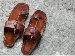 आखिर इटालियन कंपनी प्राडा झुकना पड़ा, अब कोल्हापुरी चप्पल कोल्हापुर के कारीगरों से बनवाएगी