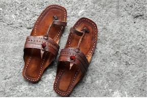 इटालियन कंपनी प्राडा को आखिरकार झुकना पड़ा, अब कोल्हापुर के कारीगरों से ही बनवाएगी कोल्हापुरी चप्पल