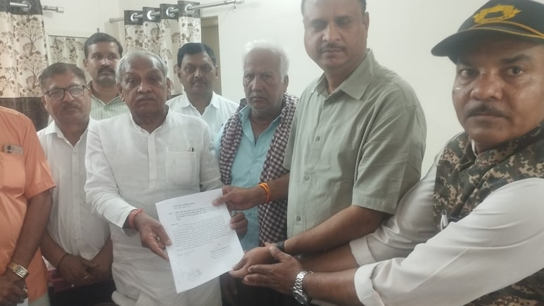 भिंड में पूर्व सैनिकों का फूटा गुस्सा, कहा- 'एक साल बाद भी नहीं मिला न्याय'; आंदोलन की चेतावनी दी