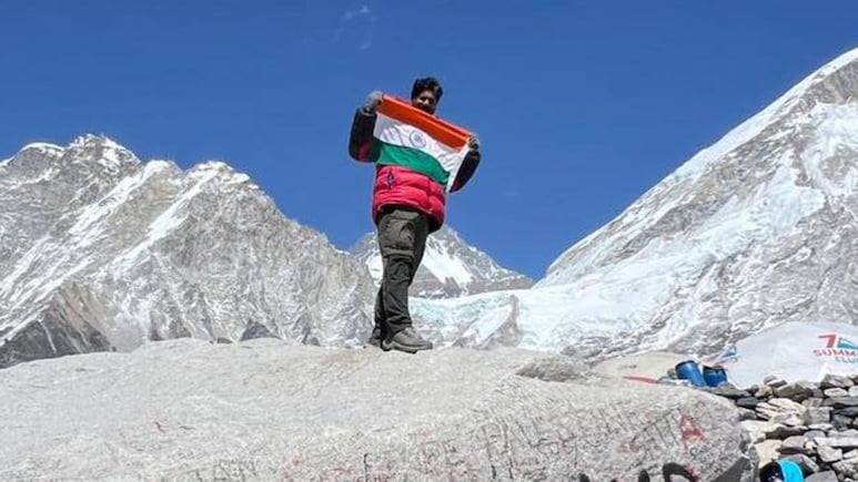 Bachchu Kadu:  5364 मीटरची ऐतिहासिक मजल, बच्चू कडूंची मोहिम फत्ते! 'हा' पराक्रम करणारे पहिलेच राजकीय नेते ठरले