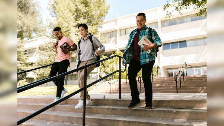 12वीं के बाद जहां ले रहे हैं एडमिशन, ऐसे चेक करें कहीं यूनिवर्सिटी फर्जी तो नहीं