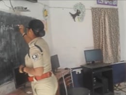 Bihar: क्लास में टीचर मिली गायब तो SP साहिबा खुद बनी गुरुजी, चॉक उठाकर पढ़ाने लगी बच्चों को इंग्लिश