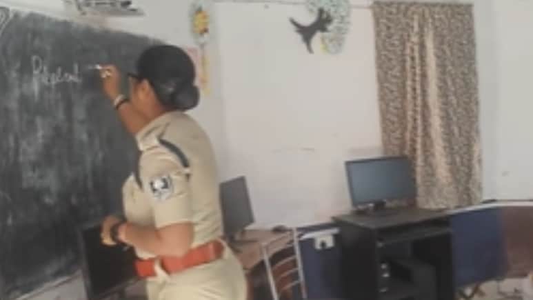 Bihar: क्लास में टीचर मिली गायब तो SP साहिबा खुद बनी गुरुजी, चॉक उठाकर पढ़ाने लगी बच्चों को इंग्लिश