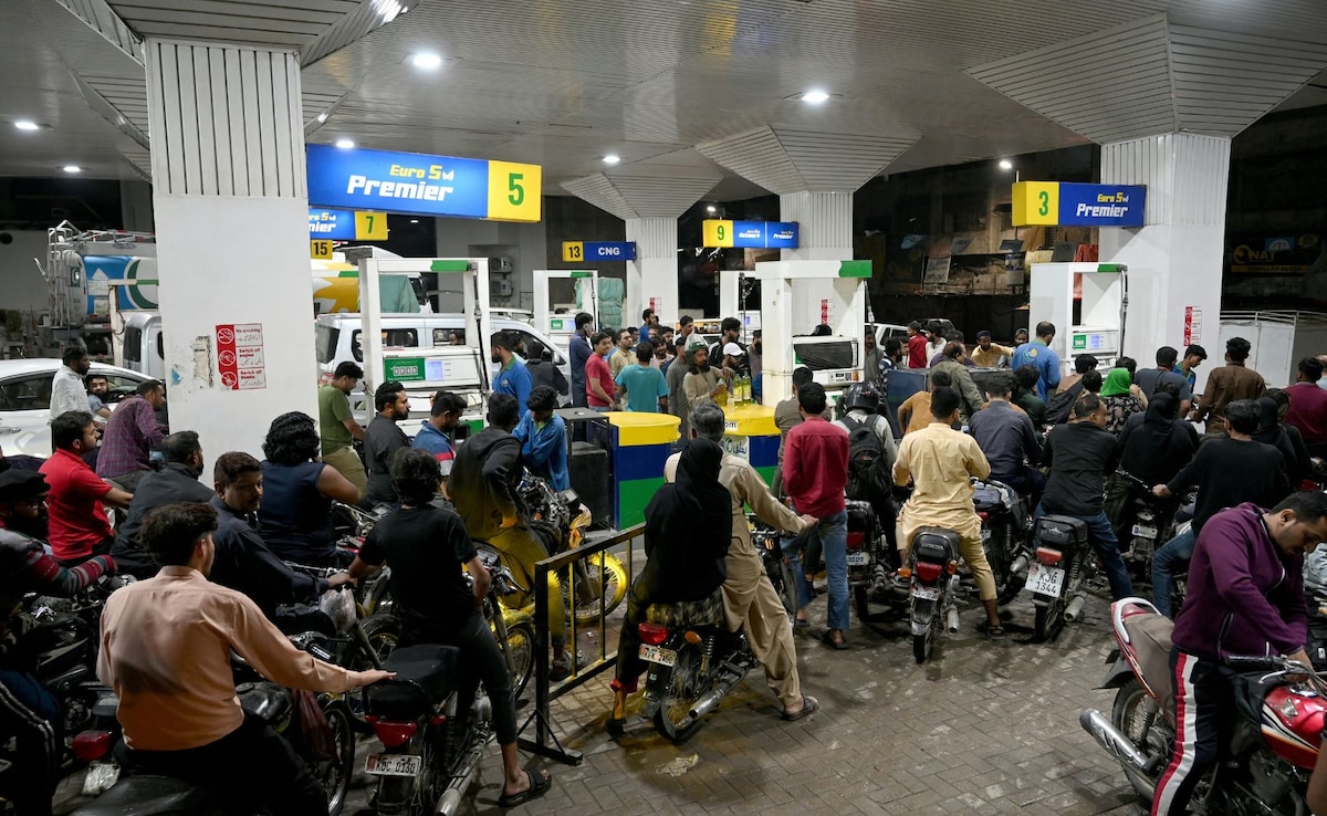 पाकिस्तान में फूटा पेट्रोल बम, पेट्रोल के दाम 137 रुपये और डीजल के दामों में 184 रुपये की बढ़ोतरी