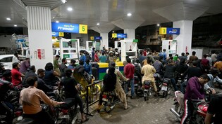 पाकिस्तान में फूटा पेट्रोल बम, पेट्रोल के दाम 137 रुपये और डीजल के दामों में 184 रुपये की बढ़ोतरी