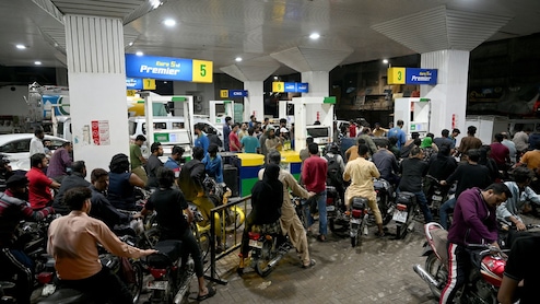 Oil Price: पाकिस्तान में पेट्रोल-डीजल रेट में भारी इजाफा, 458 रुपये का पेट्रोल और 520 रुपये का एक लीटर डीजल